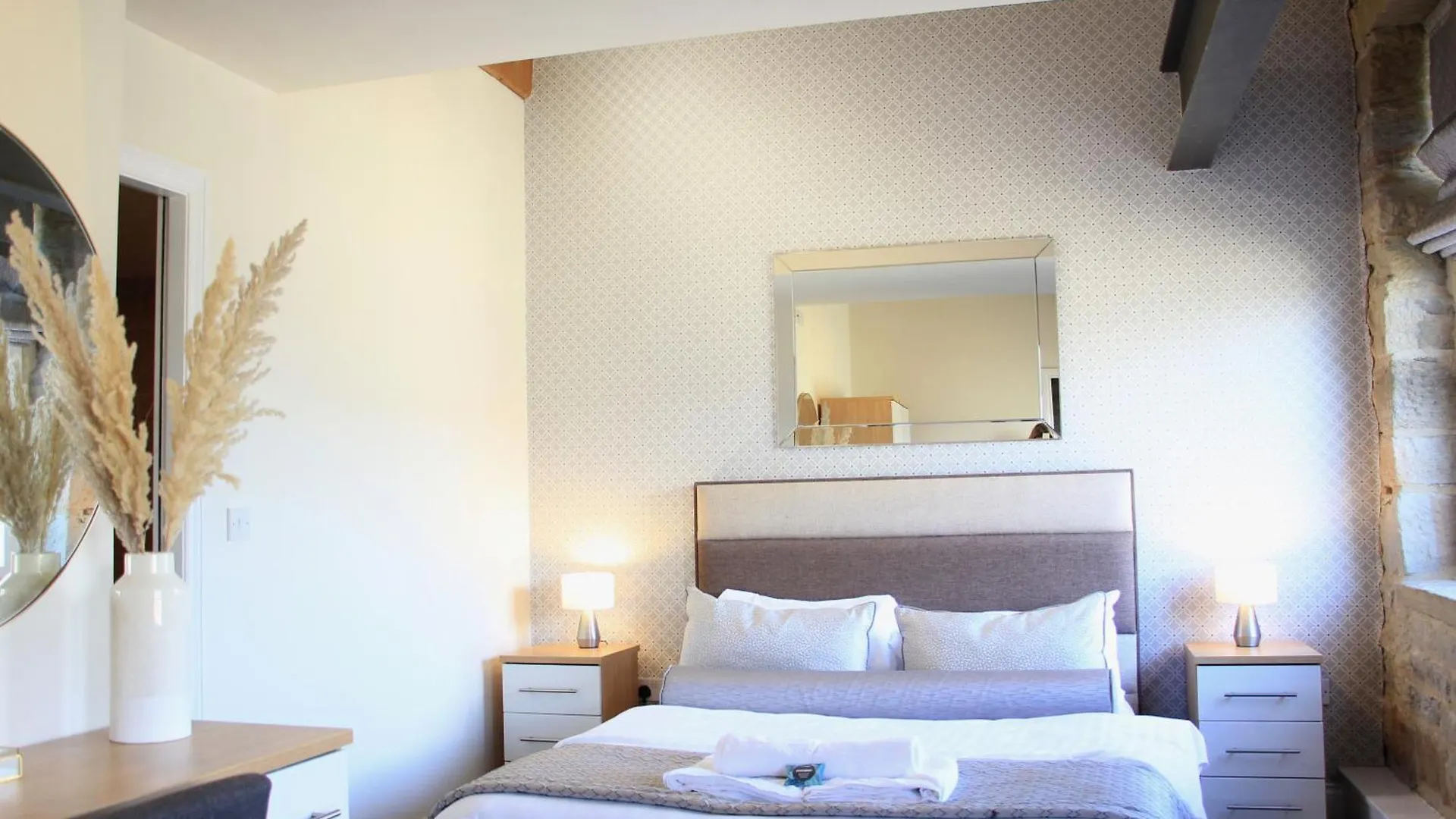 Heritage Serviced Suites - Serviced Apartments Хаддерсфилд 0*,  Великобритания